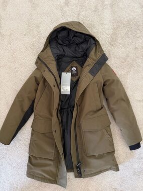 **NWT** Canada Goose Olive Green and Black Women's Puffer Coat